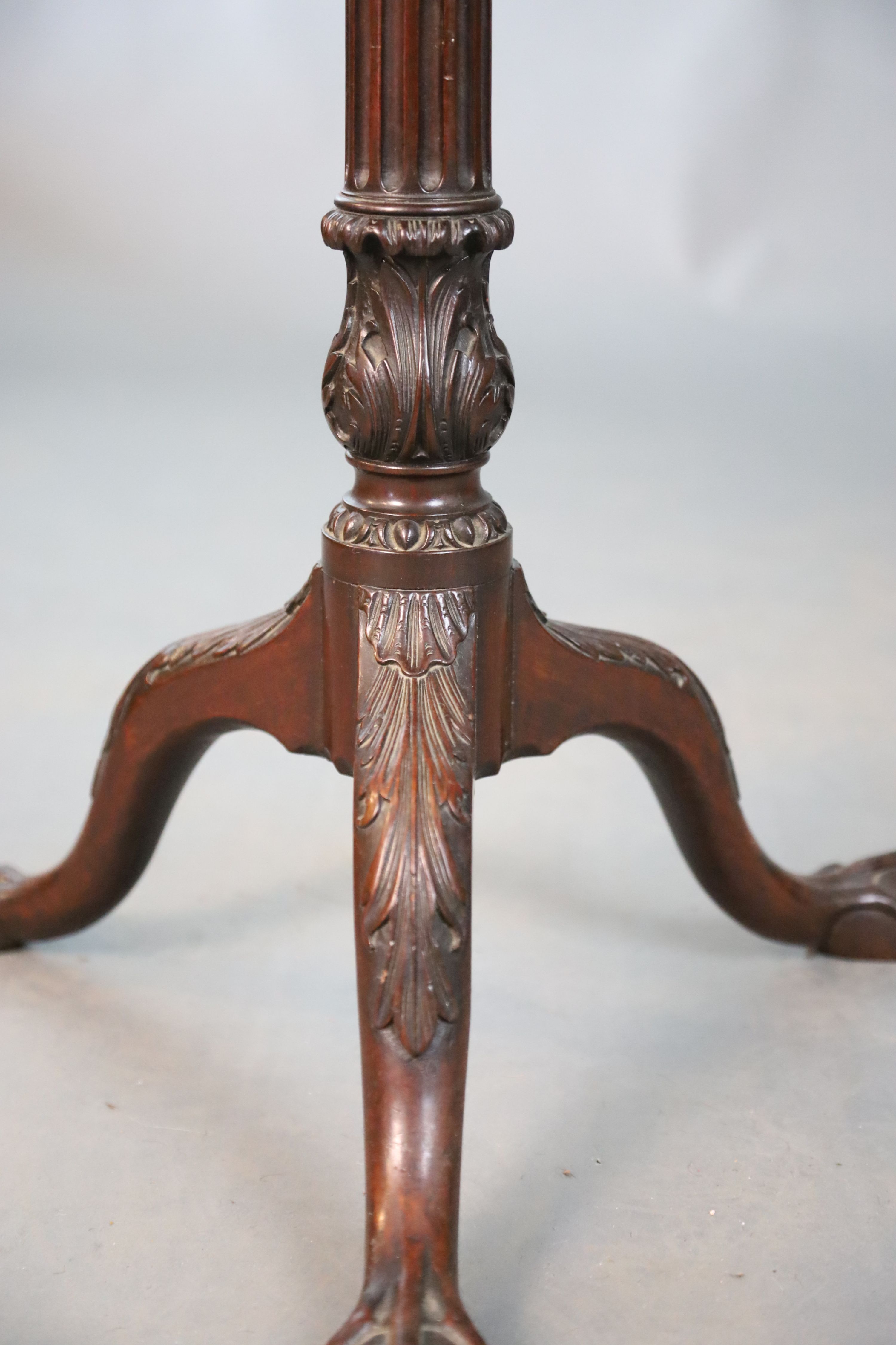 A George II mahogany wine table, top Diam.30.5cm H.56cm